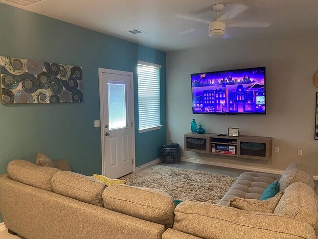 Foto del edificio - Room in House on Clayton Creek Ave