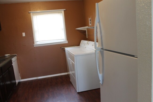 Foto del edificio - Move in ready home For Rent on Busch Ave