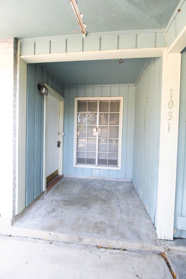 Building Photo - 1031 Fabulous Dr