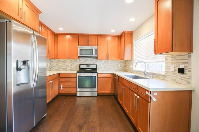 Foto del edificio - Newer Contemporary Home for Rent - Conveni...