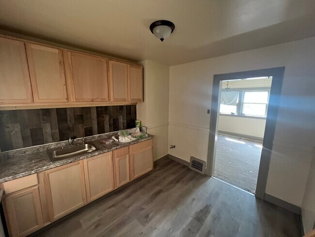 Foto del edificio - 18540 Russell, Unit 2