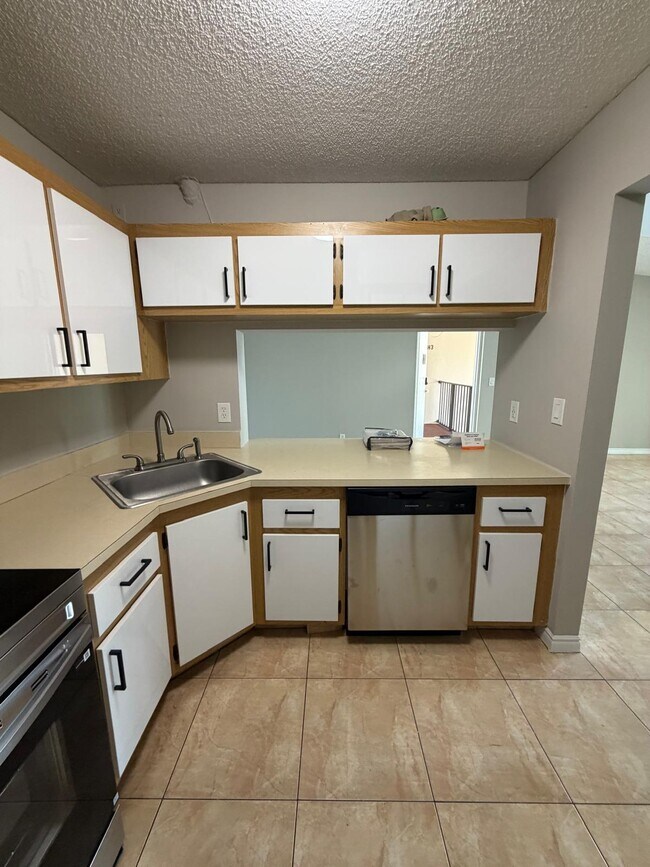 Building Photo - 202 Foxtail Dr