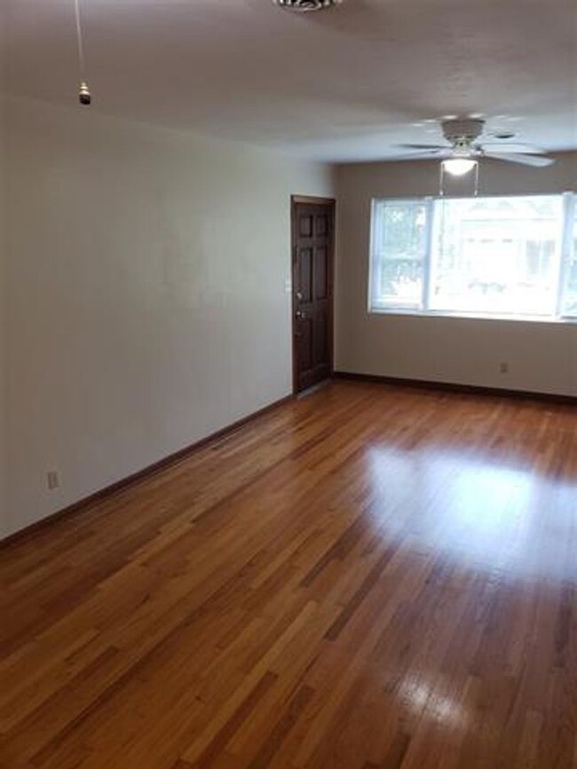 Building Photo - Charming Duplex Unit In Franklin Park