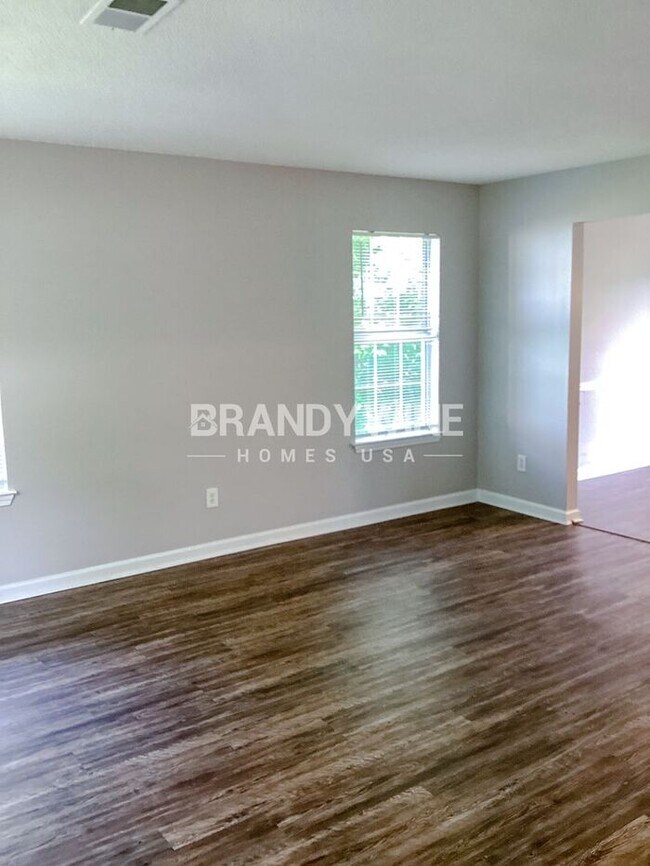Building Photo - Spacious and Alluring 5BR! Can't be missed!