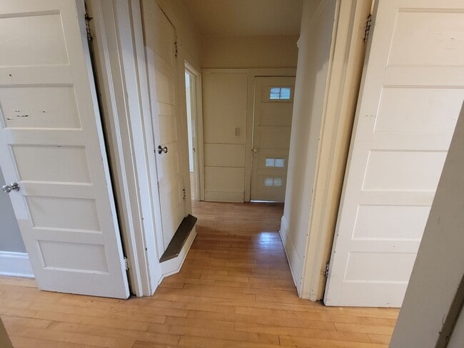 Foto del edificio - AVAILABLE JUNE 1ST -  Huge 4 Story Hillside Home!