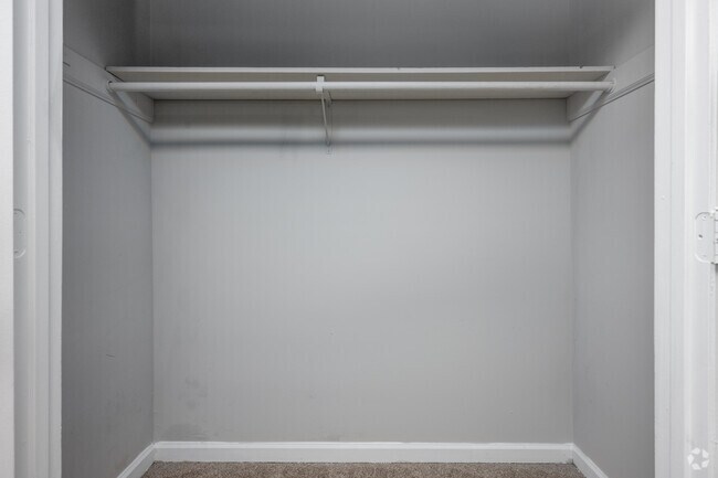 2HAB, 1BA - 700 ft² - Armario principal - The Haven at Triad Park