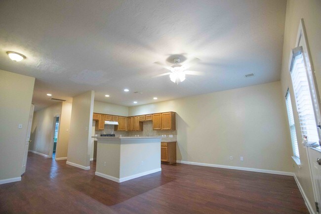 Foto del edificio - 7824 Comal St