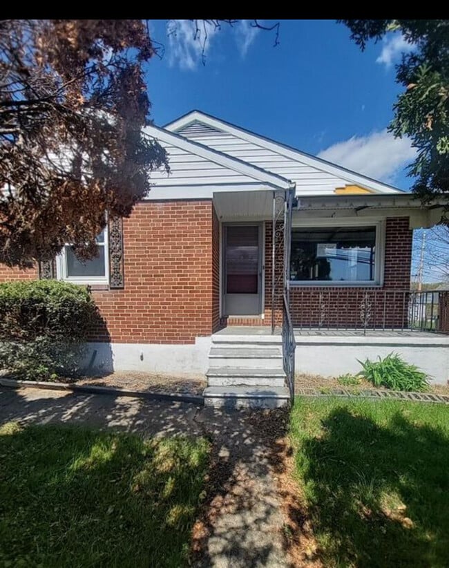Building Photo - 5206 Hazelwood Ave