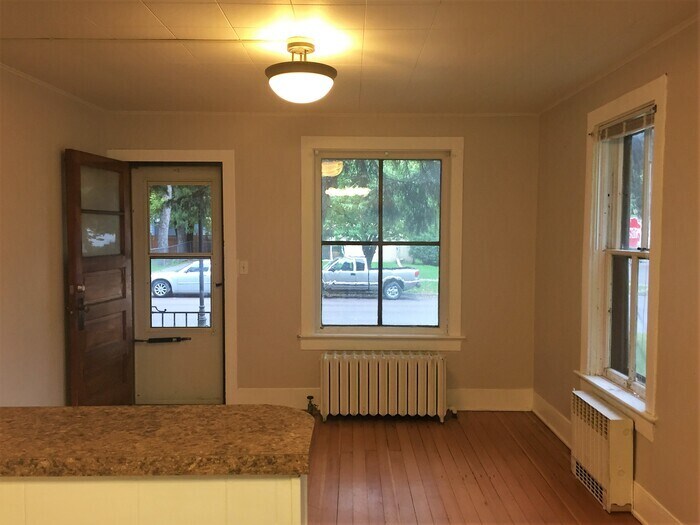 Foto principal - Private Entrance & Wood Floors!