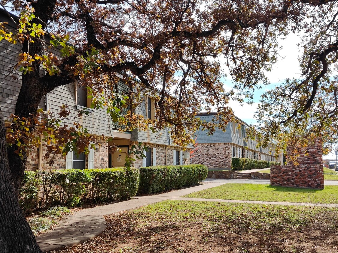 Building Photo - White Lake Hills Apartment