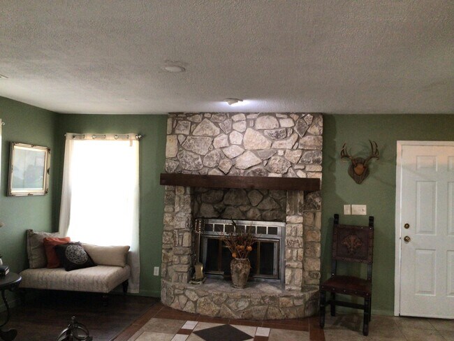 Foto del edificio - 2410 Lakeview Ln