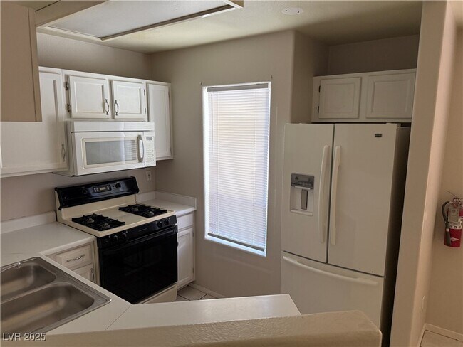 Foto del edificio - 698 S Racetrack Rd