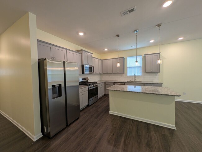 Building Photo - Spacious 4 bedroom, 2 bath Ranch Style Home located in Selwyn Landing !