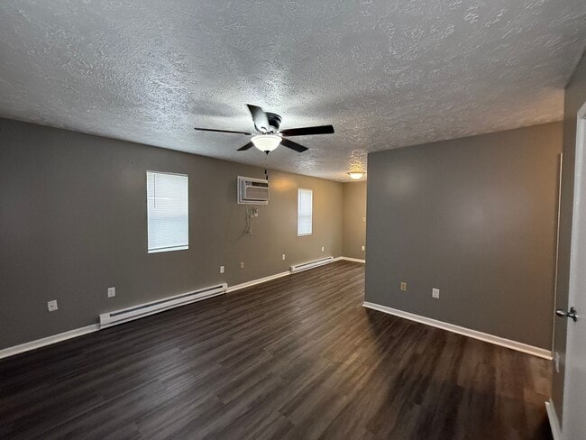 Building Photo - Duplex/ 2 -2 bedroom 1 bath with detached ...