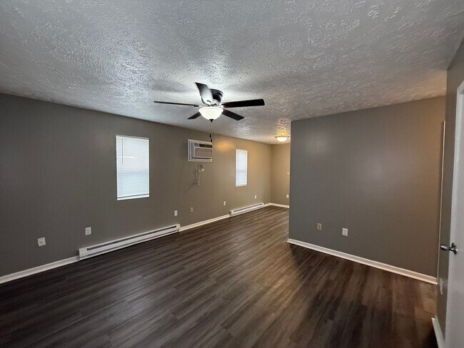 Foto del edificio - Duplex/ 2 -2 bedroom 1 bath with detached ...