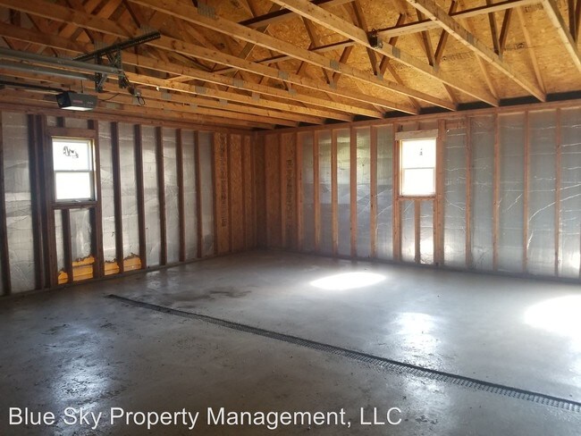 Building Photo - 3 br, 1 bath House - 529 N Foster Ave
