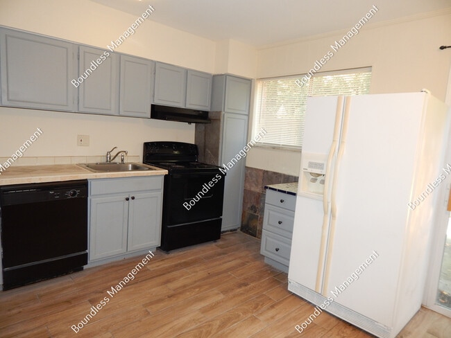 Building Photo - 3081 Colonial Way