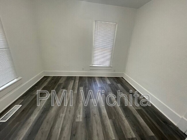 Foto del edificio - 210 N Ash St