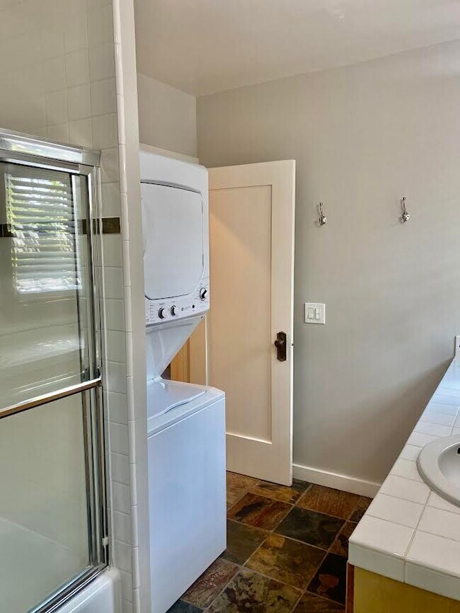 Foto del edificio - 617 Crestmoore Pl