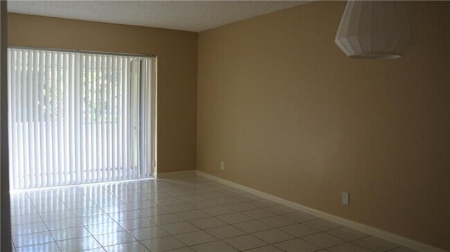 Foto del edificio - 8820 Royal Palm Blvd