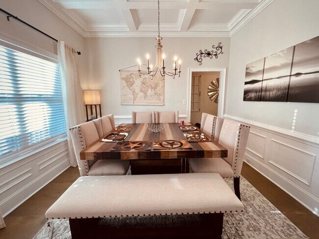 comedor con techo artesonado - 303 Charleston Mills Dr
