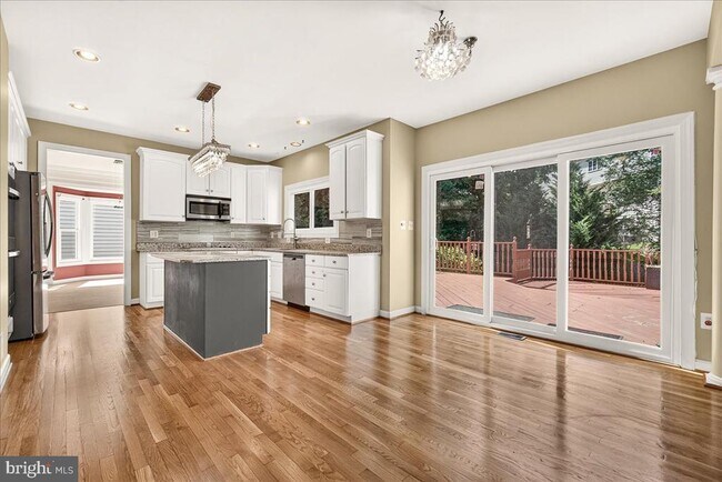 Foto del edificio - 6430 Bellevue Pl