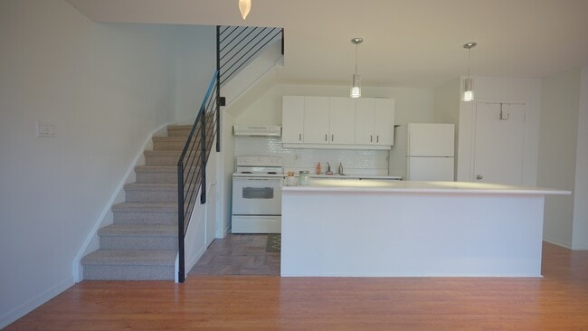 Building Photo - 2064-2064 Queen St E