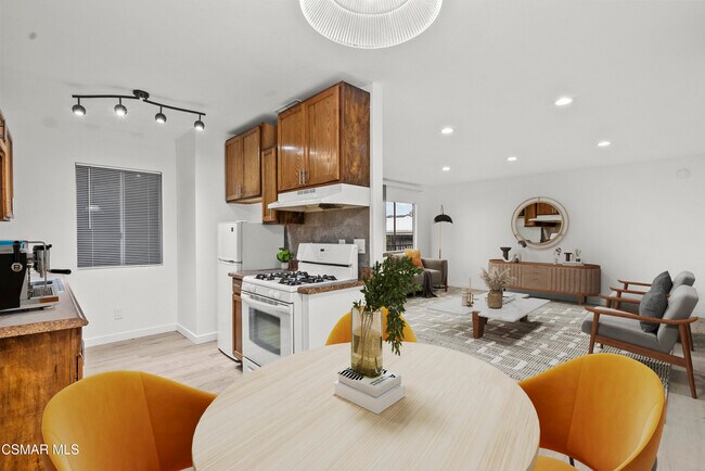 Foto del edificio - 8800 Cedros Ave