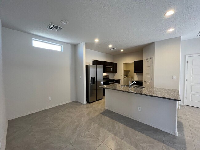 Foto del edificio - Modern 3 Bedroom 2 Bathroom Home In Los Lu...