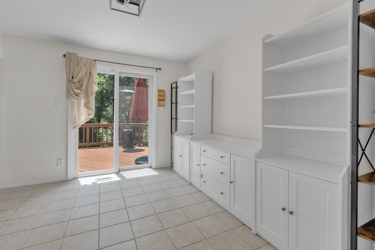 Foto del edificio - 8247 Clifton Farm Ct