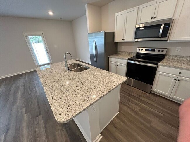 Foto del edificio - Spacious 3-Bedroom Home in a Prime Locatio...