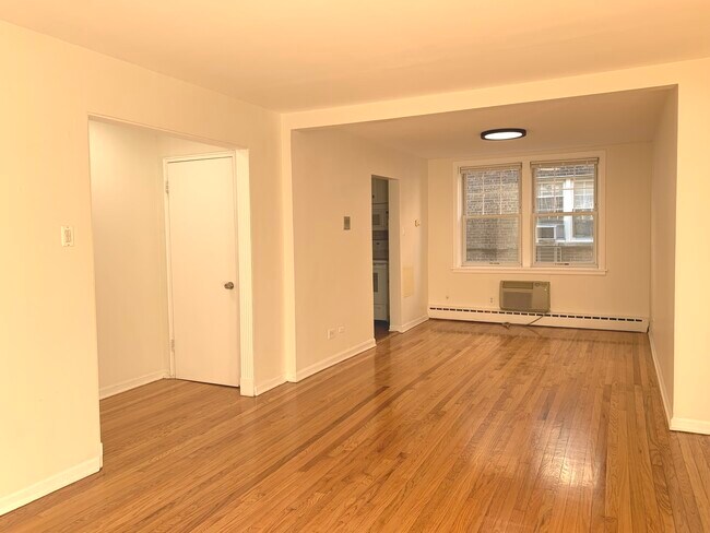 Building Photo - 2410 W Farragut Ave