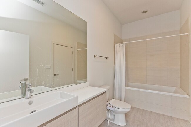 Foto del edificio - 858 N Franklin St