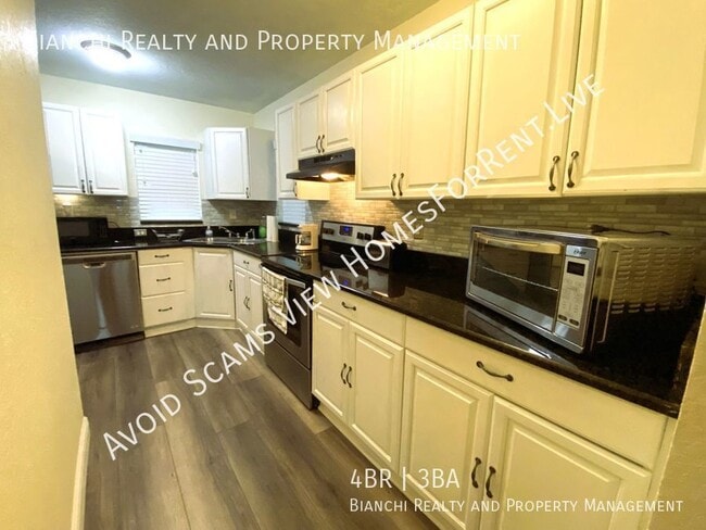 Building Photo - 4/2.5 St Pete Home, Easy Access to Downtow...