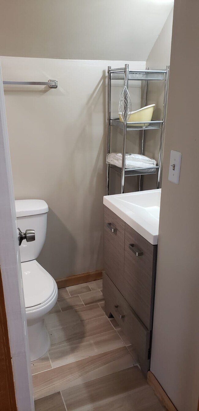 Full bathroom - 108 Stuyvesant Dr