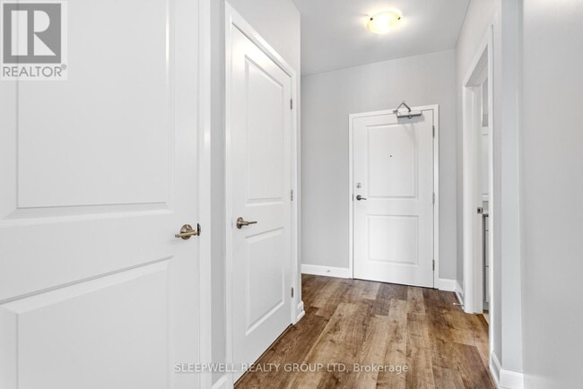 Photo du bâtiment - 979 N Russell Rd