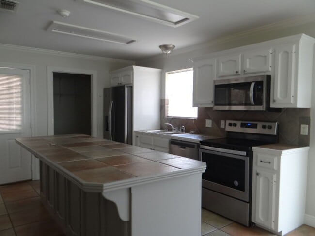Building Photo - Beautiful Rental in Rolling Meadows