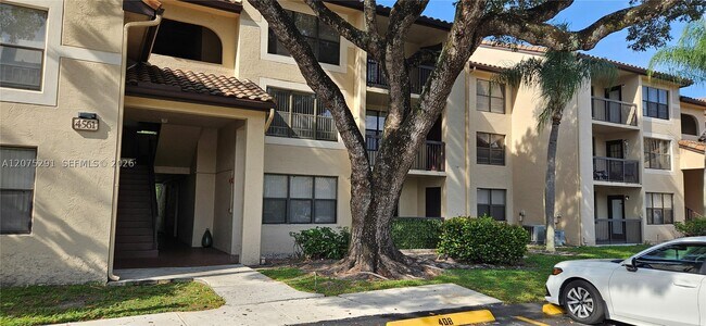 Foto del edificio - 4561 W McNab Rd