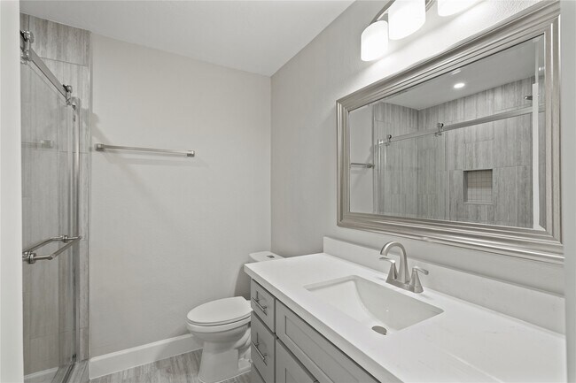 Building Photo - 2121 Fountain View Dr