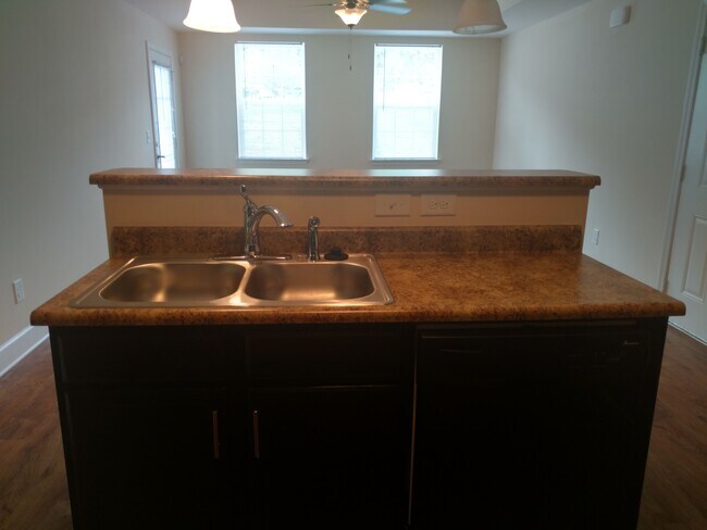 Foto del edificio - 8201 Lenox Creekside Dr