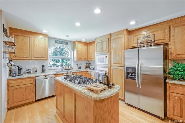 Building Photo - 5 Maple Way