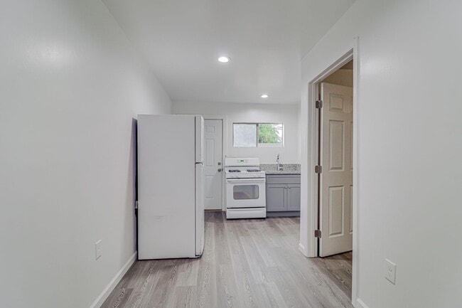 Foto del edificio - Remodeled 1 Bed with Private Yard & Parking – Don’t Miss This!
