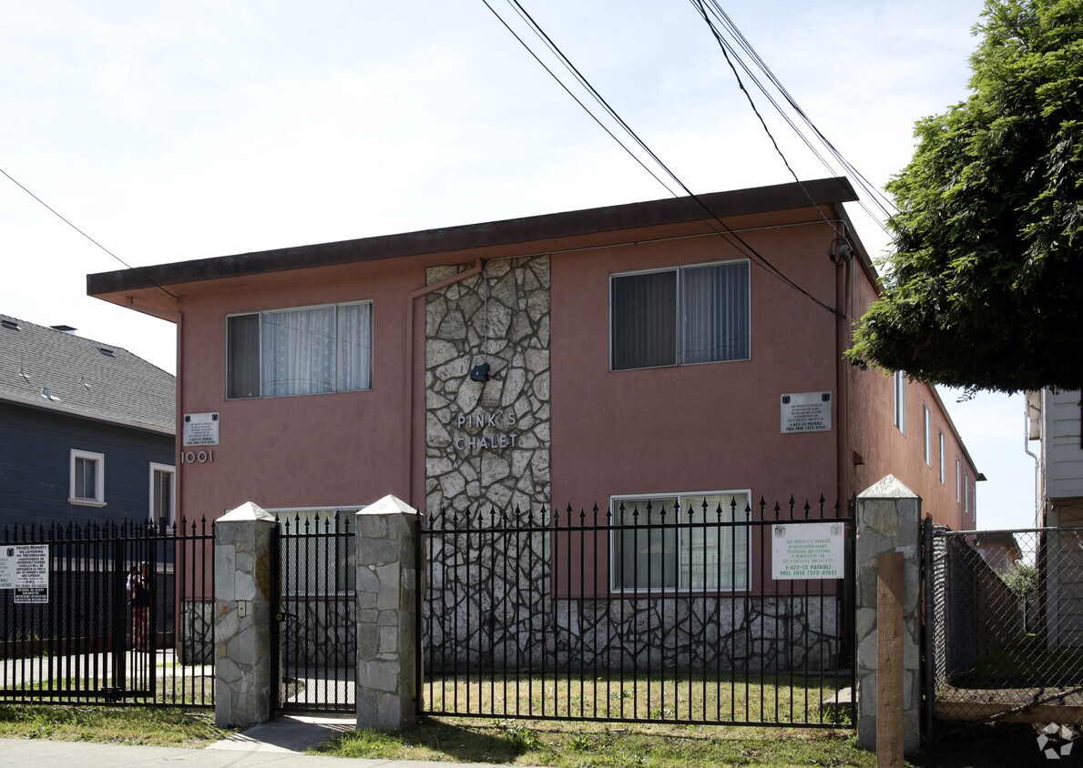 Building Photo - Pink's Chalet
