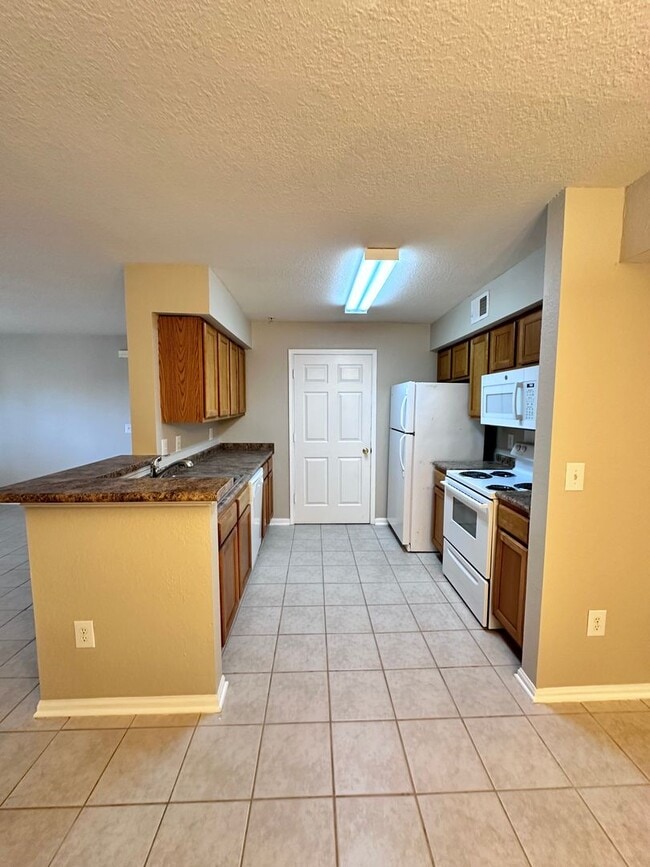 Building Photo - Recently Upgraded Spacious 1B/1B Condo nea...