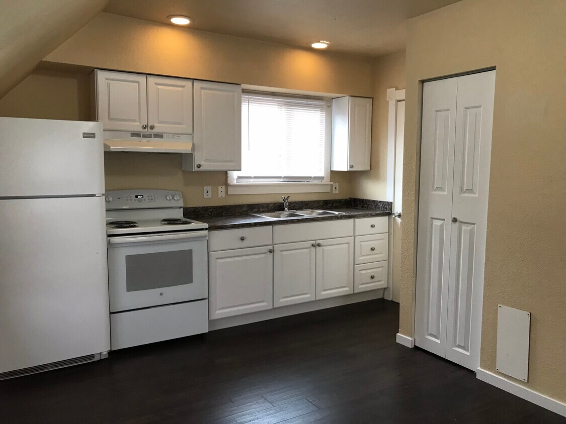 2526 Broadway Unit 2, Everett, WA 98201 Apartment for Rent in Everett