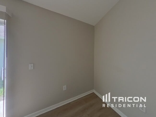 Building Photo - 5852 Lake Front Dr