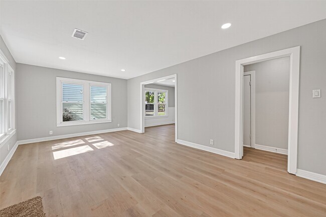Foto del edificio - 729 Loggins Dr