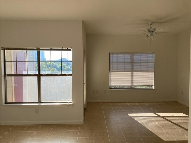 Foto del edificio - 2320 Gracy Farms Ln