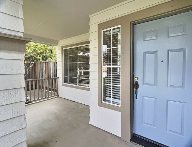 Building Photo - Spacious 4 Bedroom House on the Westside o...