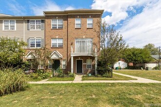 Building Photo - 1048 Lakepointe St